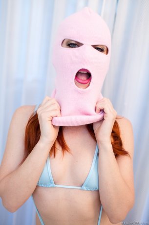 Извращенцы в масках снимают сексуальные купальники, чтобы позировать обнаженной и раздвинутой попкой 7