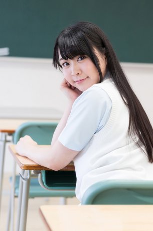 Возбужденная азиатская школьница поднимает юбку и мастурбирует 4
