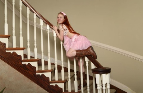 Симпатичная юная Долли Литтл использует инструмент, чтобы раздвинуть свою молоденькую киску и игрушки в сапогах 3