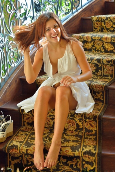 Дерзкая молодая рыжеволосая девушка снимает трусики, чтобы поиграться со своей тугой попкой и киской 1