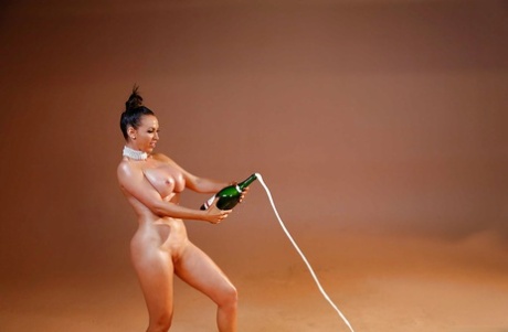 Чувственная милфа Никки Бенц пьет шампанское, как порнозвезда! 5