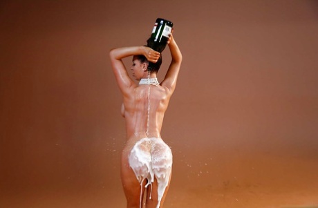 Чувственная милфа Никки Бенц пьет шампанское, как порнозвезда! 6