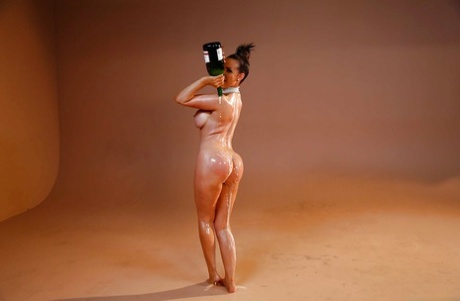 Чувственная милфа Никки Бенц пьет шампанское, как порнозвезда! 9