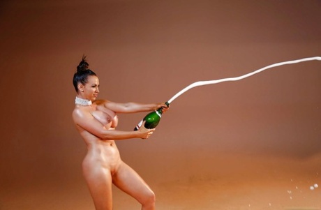 Чувственная милфа Никки Бенц пьет шампанское, как порнозвезда! 4